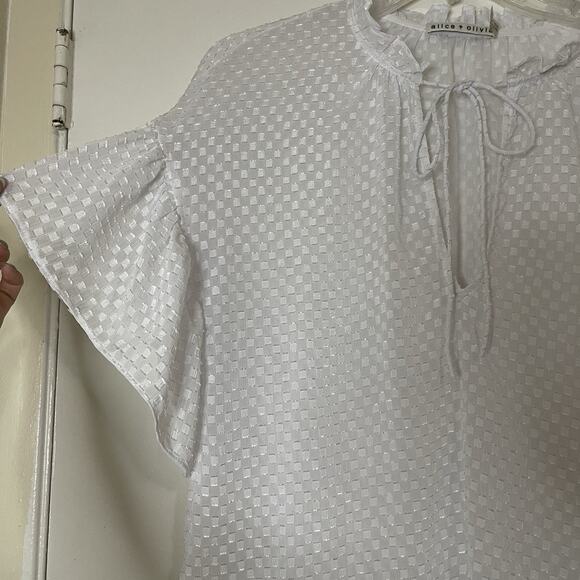 Alice + Olivia Chiffon textured white flutter sleeve blouse top size small - Picture 4 of 5